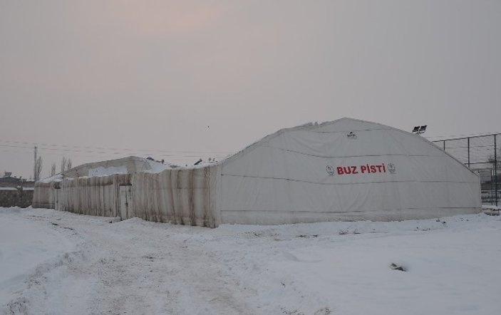 Iğdır’da buz pistinin çatısı çöktü