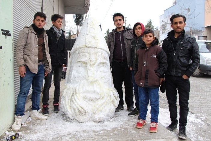 Adıyamanlı gençler kardan Zeus heykeli yaptı