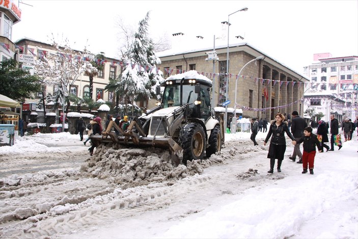 Trabzon'a 60 yılın en yoğun karı yağdı