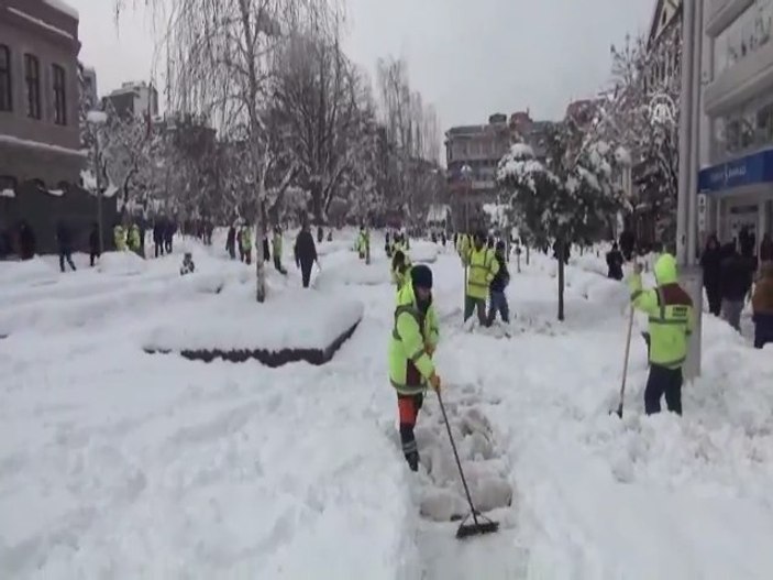 Trabzon'a 60 yılın en yoğun karı yağdı