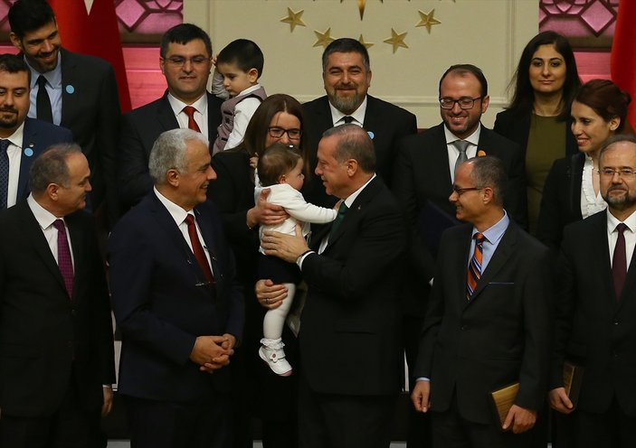 Erdoğan akademisyenlerin çocuklarıyla ilgilendi