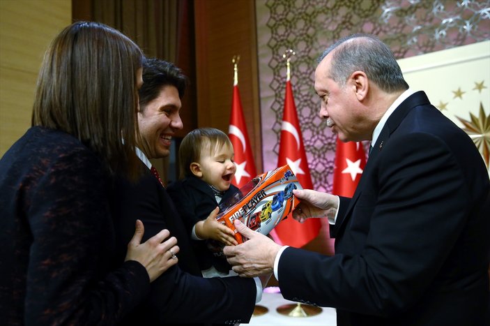 Erdoğan akademisyenlerin çocuklarıyla ilgilendi