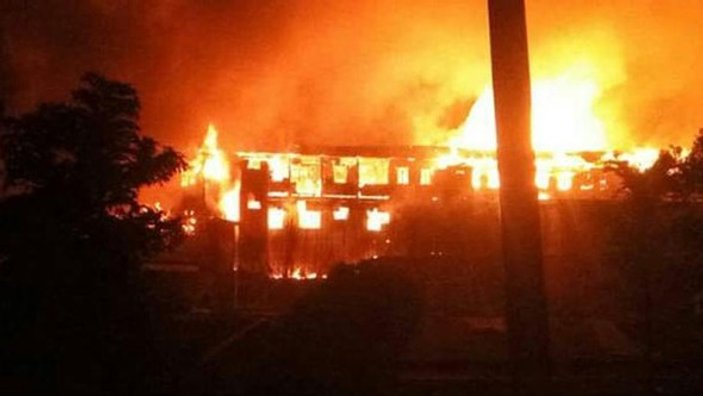 Hindistan'da hükümet binaları yakıldı