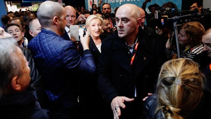 Fransa'da Le Pen'in korumaları muhabiri tartakladı