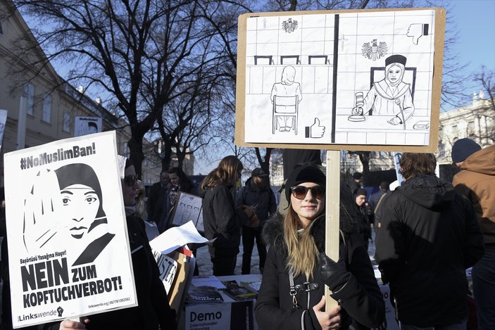 Avusturya'da başörtüsü yasağı protestosu