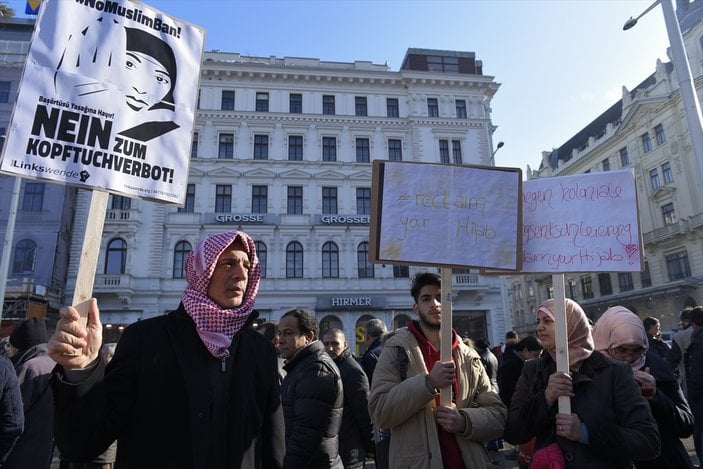 Avusturya'da başörtüsü yasağı protestosu
