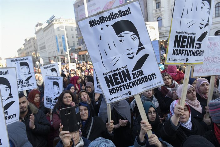 Avusturya'da başörtüsü yasağı protestosu