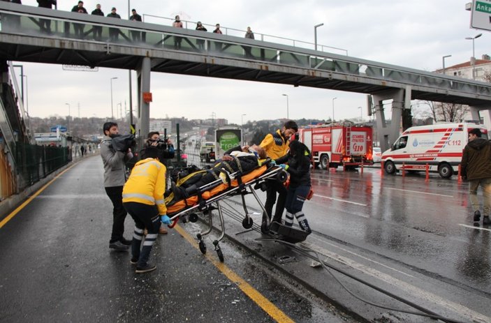 Küçükçekmece'de metrobüs kazası