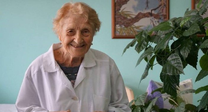 90 yaşındaki Rus cerrah günde 4 ameliyata giriyor