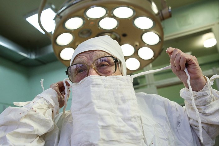 90 yaşındaki Rus cerrah günde 4 ameliyata giriyor