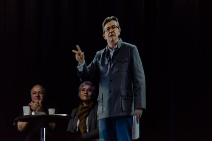 Fransa'da cumhurbaşkanı adayı Melenchon hologram kullandı