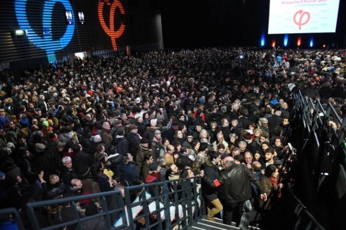 Fransa'da cumhurbaşkanı adayı Melenchon hologram kullandı