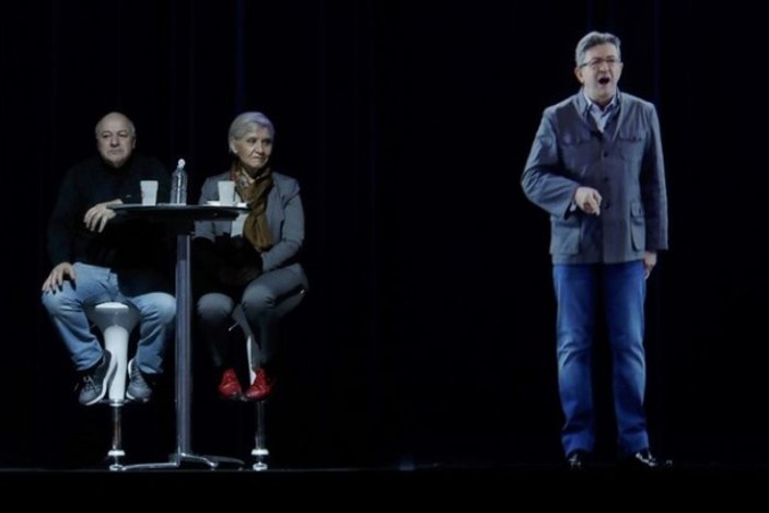 Fransa'da cumhurbaşkanı adayı Melenchon hologram kullandı