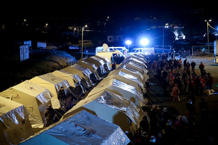 Depremzedeler çadır kapmak için yarıştı