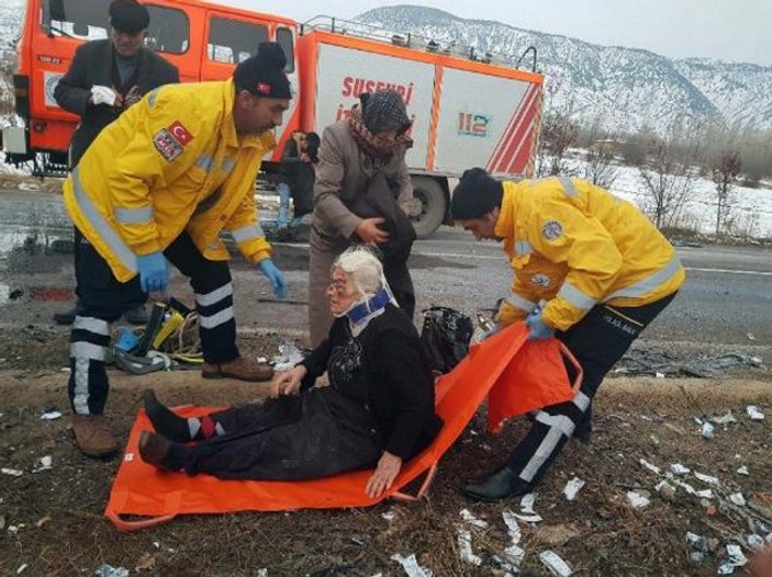 Sivas'ta yolcu otobüsü devrildi: Yaralılar var