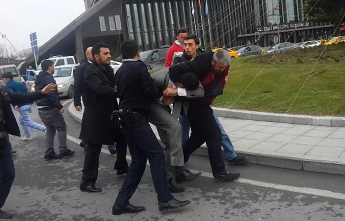 Polise yumruk atan sürücüye vatandaşlardan linç girişimi