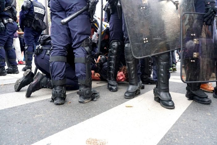 Coplu tecavüzcü Fransız polisleri protesto edildi