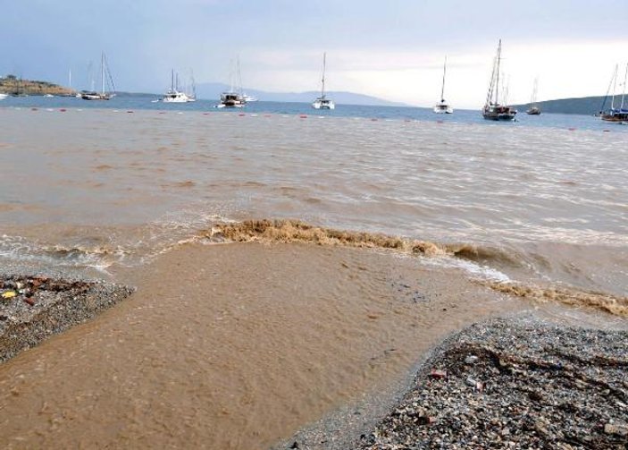 Bodrum'da denizin rengi değişti