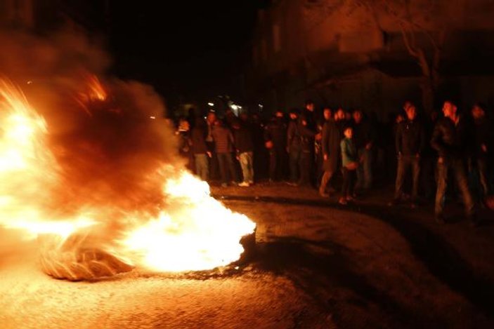 Şanlıurfa'da elektrik kesintisine yol kapatarak protesto