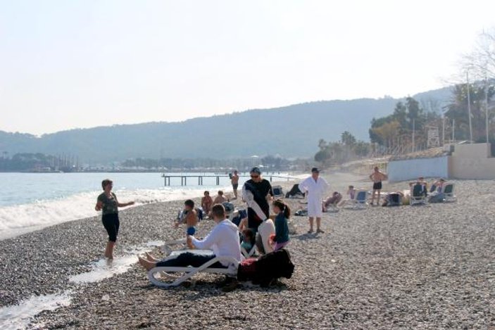 Kemer'de Rus turistlerin deniz sefası