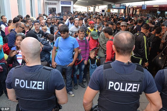 Seçim yaklaştıkça Merkel'in mülteci kararı değişti