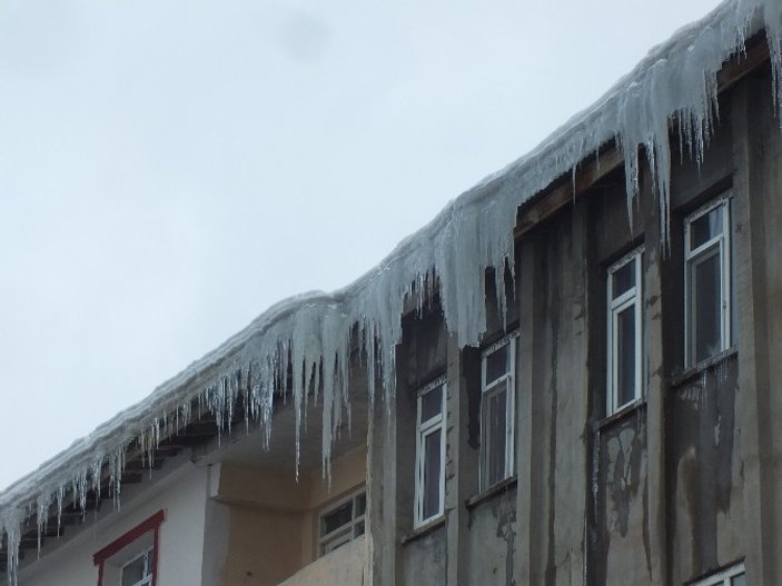 Çatılardan sarkan buz kütleleri tehlike saçıyor