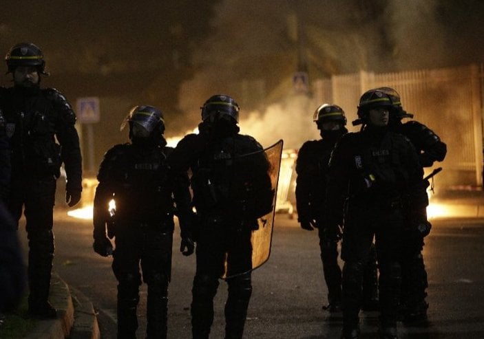 Fransa'da copla tecavüz eden polisler protesto ediliyor