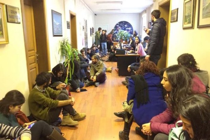 Ankara Üniversitesi'nde bir grup dekanlığı bastı