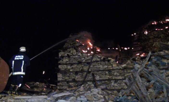 Antalya'da tarihi düğmeli ev yandı