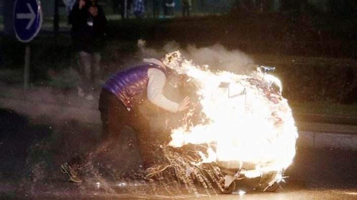 Fransa'da protestocular karakola saldırdı