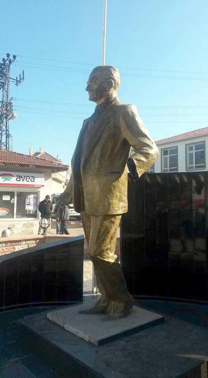 Edirne'de Atatürk heykelinin kolu koptu