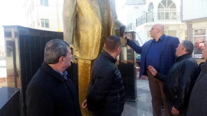 Edirne'de Atatürk heykelinin kolu koptu