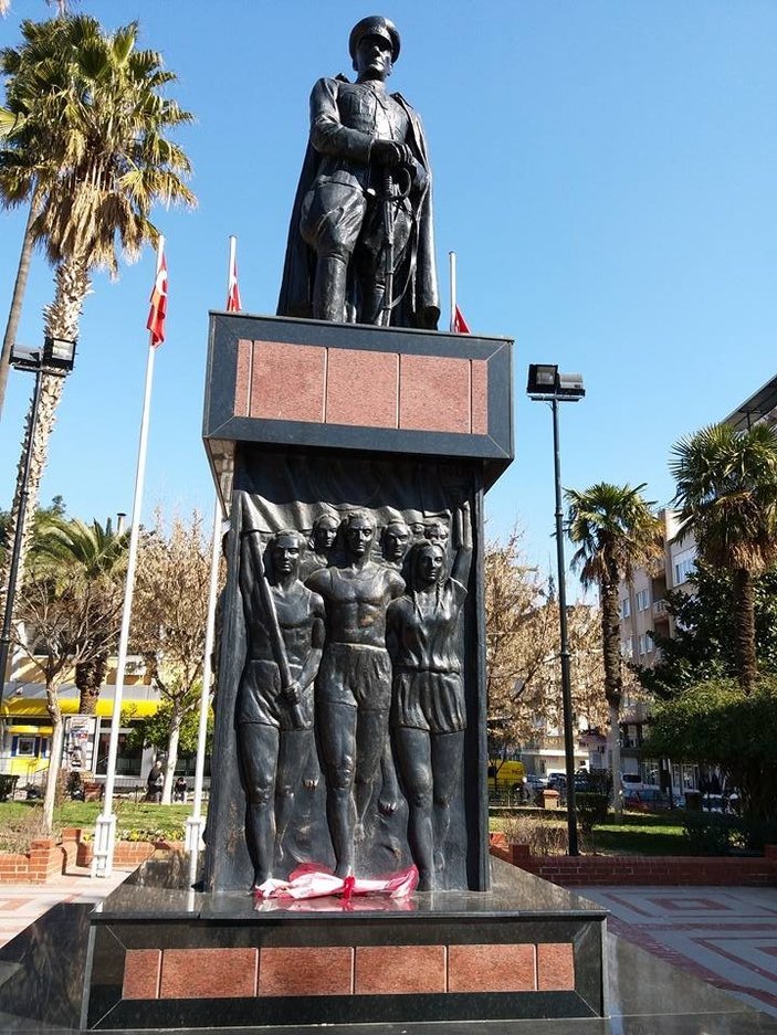 Genç kız sevgililer gününde Atatürk büstüne çiçek koydu