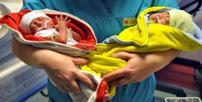 İspanya'da 64 yaşındaki kadın ikiz bebek doğurdu