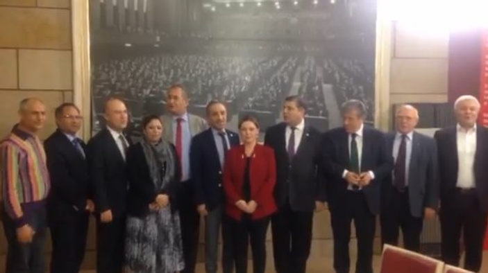 CHP'nin İzmir milletvekilleri İzmir Marşı'nı söyledi