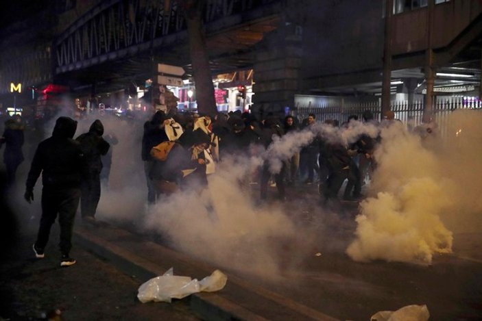 Fransa'da polisle göstericiler yine çatıştı