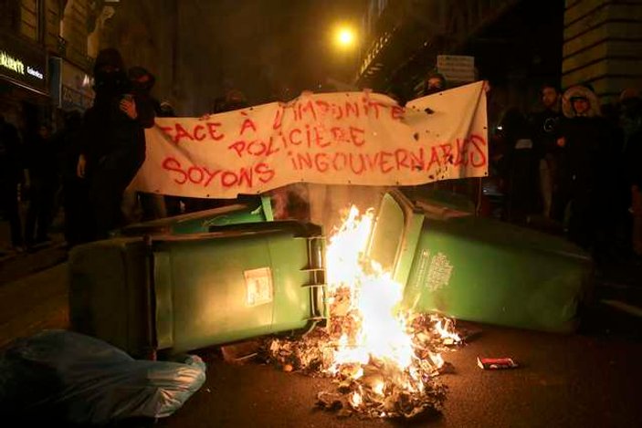 Fransa'da polisle göstericiler yine çatıştı