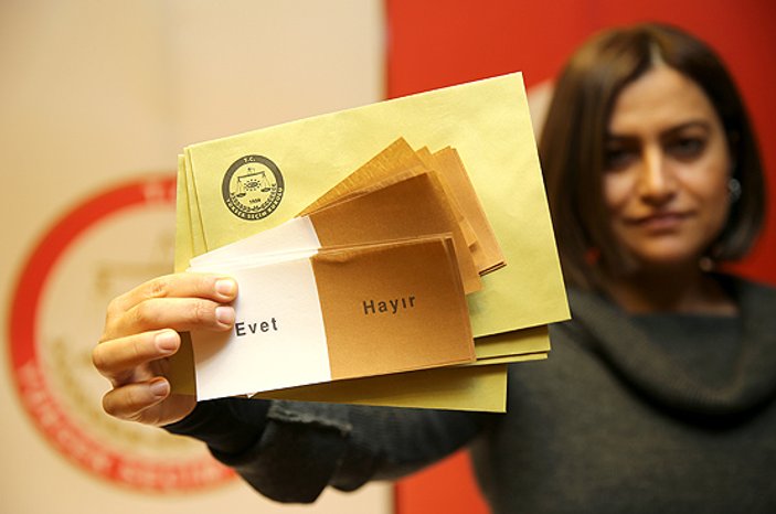 Referandumda kullanılacak oy pusulaları basına tanıtıldı