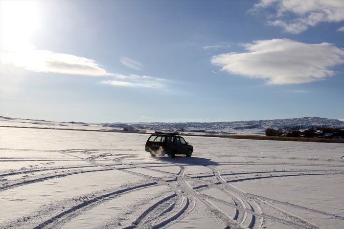 Buz tutan Hafik Gölü'nde araba sefası