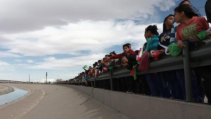 Meksika'da ABD'nin duvar örme planı protesto edildi
