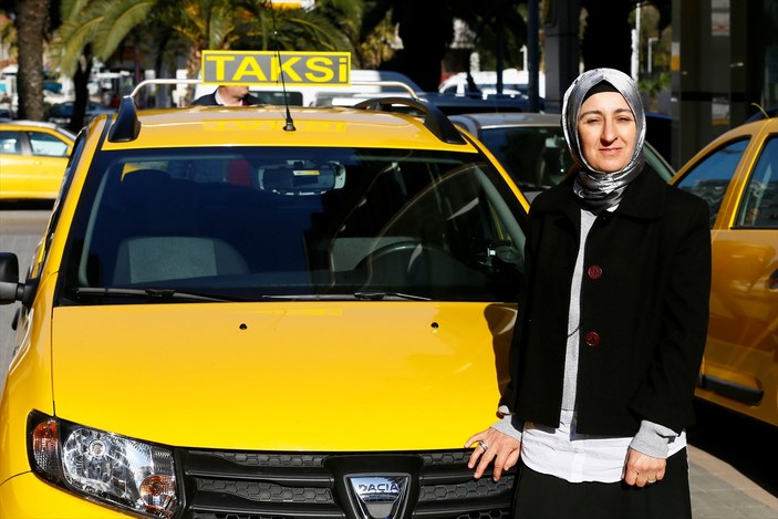 İzmir'de 45 kadın sürücü taksi şoförlüğü eğitime başladı