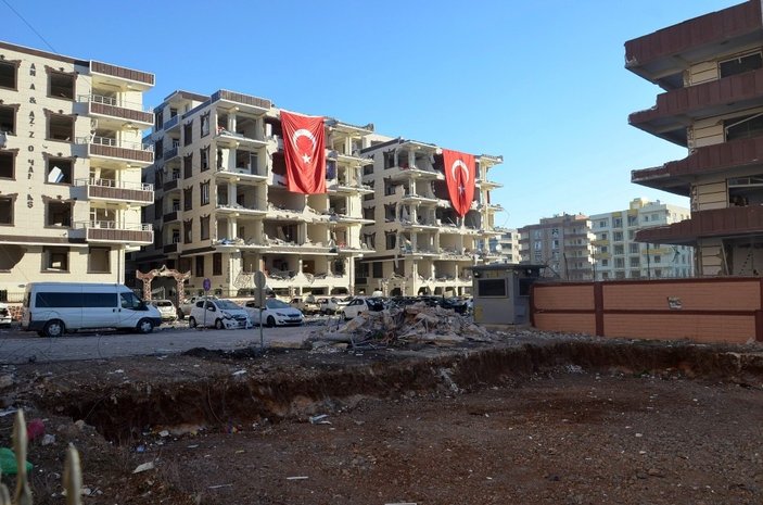 Şanlıurfa’da zarar gören binalara Türk bayrağı