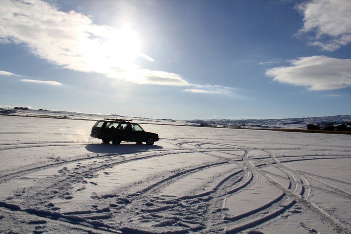 Buz tutan Hafik Gölü'nde araba sefası