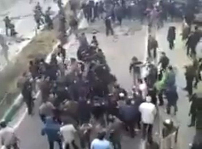 İran'da sokaklar karıştı