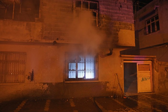Adana'da cinayet zanlılarının annesinin evi kundaklandı