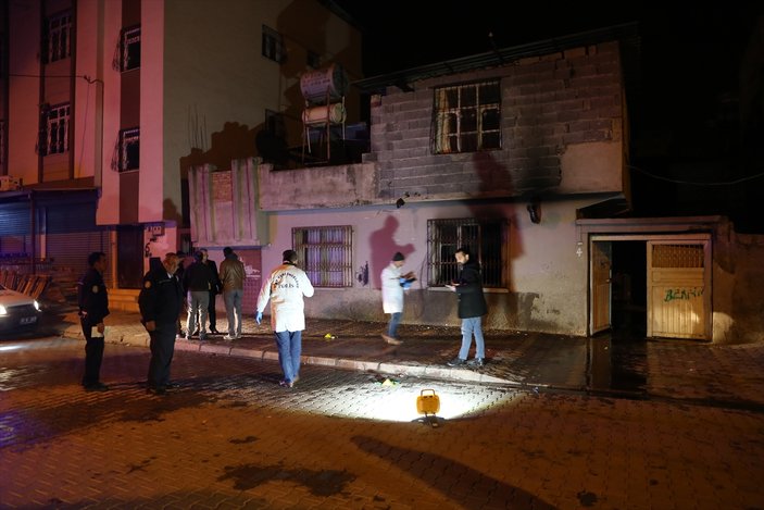 Adana'da cinayet zanlılarının annesinin evi kundaklandı
