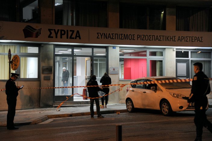 Syriza'nın bürosuna molotof: 35 gözaltı