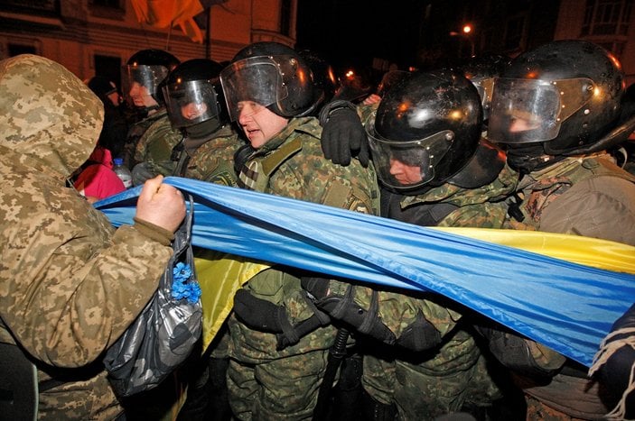 Ukrayna'da polisle göstericiler birbirine girdi: 10 yaralı