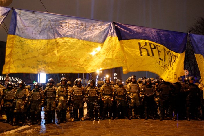 Ukrayna'da polisle göstericiler birbirine girdi: 10 yaralı