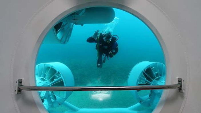 Türkiye'nin ilk turistik denizaltısı Antalya'da suya indi